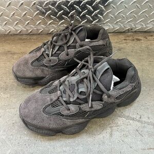 ADIDAS YEEZY 500 in Utility Black size 6.5